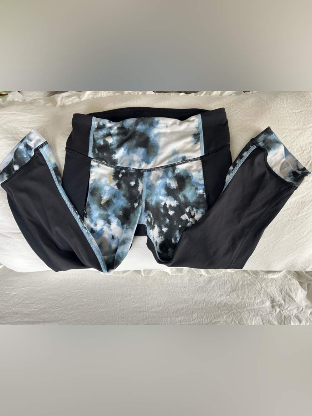 Lululemon Athletica Women’s Black Capri Leggings w/Blue Tie-Dye Panels. Size 4/6